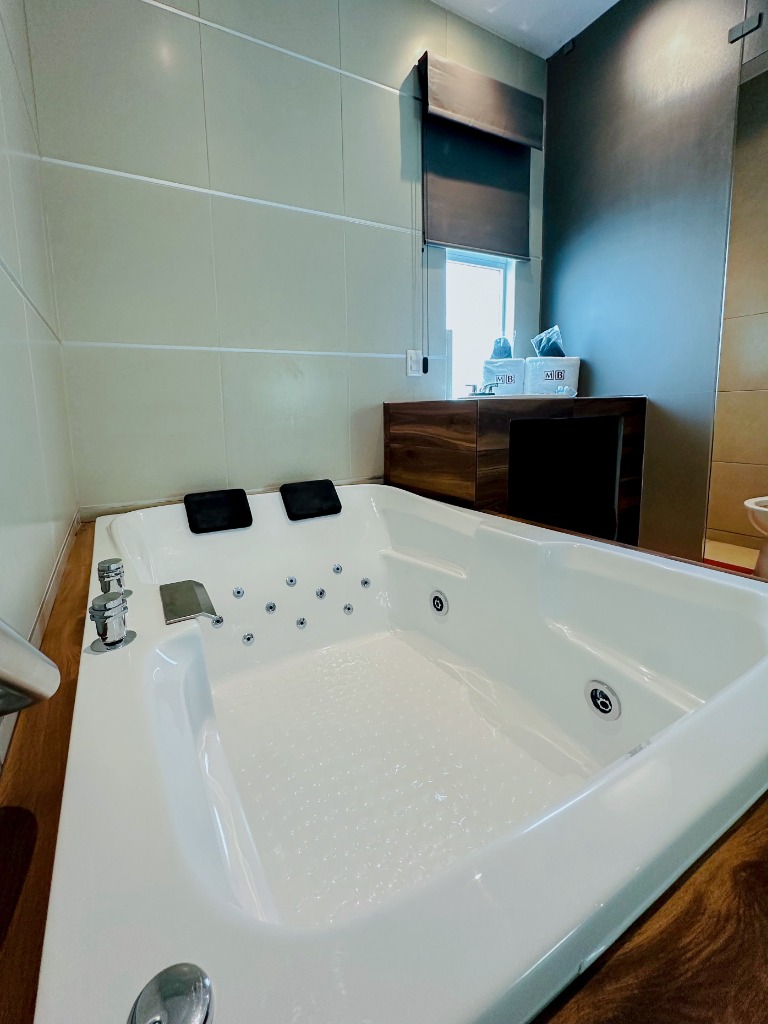 Jacuzzi blanco moderno con cabeceras y tina de hidromasaje Motel Barcelona
