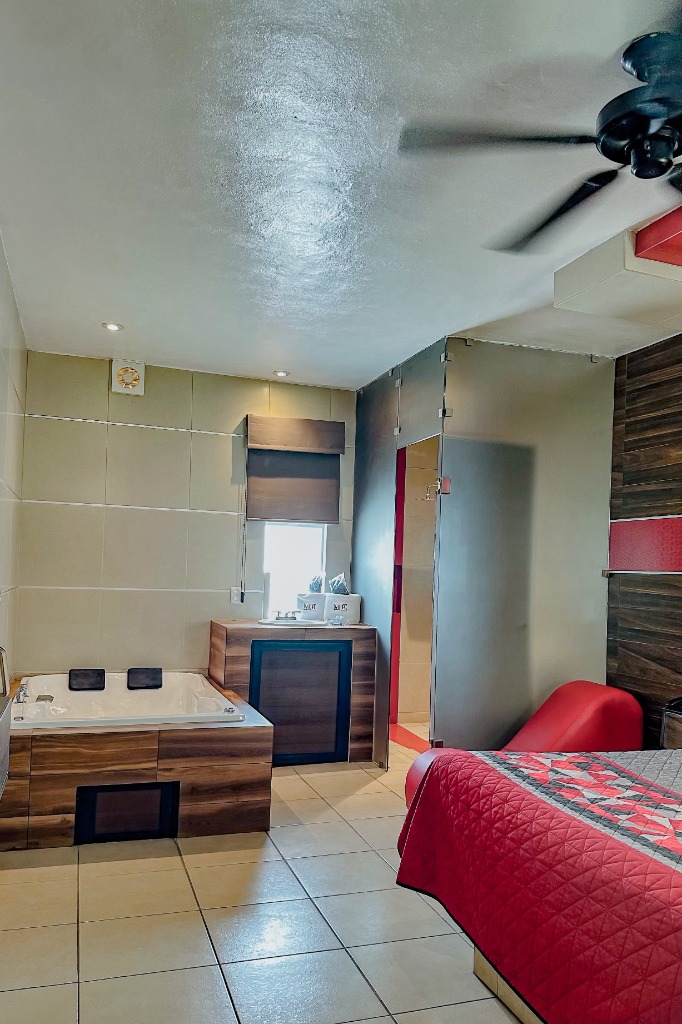Suite Jacuzzi con cama matrimonial, jacuzzi y sillón Kamasutra Motel Barcelona