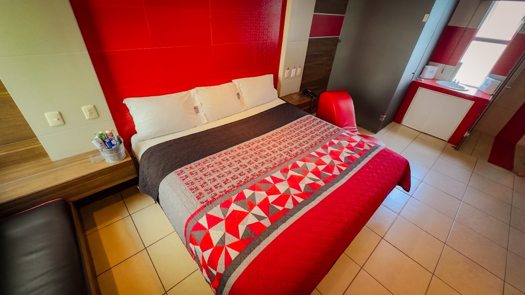 Cama matrimonial y decoración en Suite Sencilla Motel Barcelona